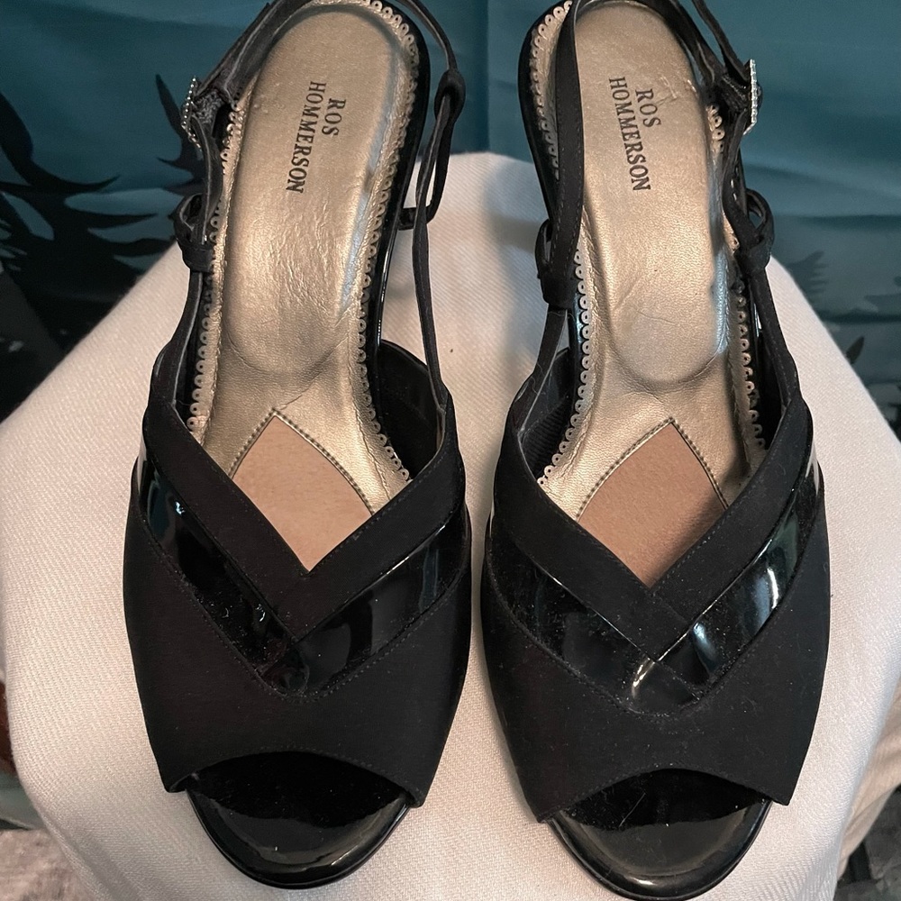Dress sandals with kitten heel.